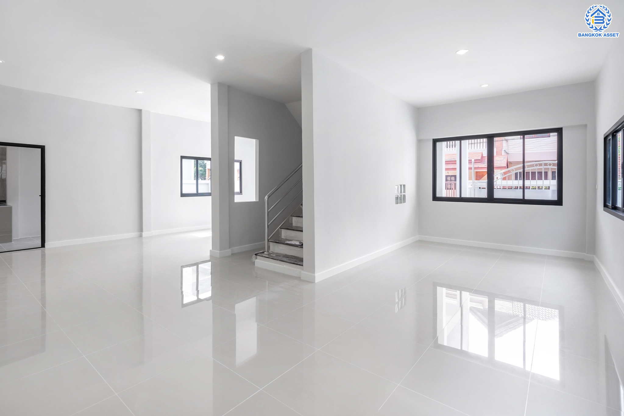 บ้านมือสองตกแต่งใหม่ ม.บูรพา12 ดอนเมือง บ้านเดี่ยว เนื้อที่ 50 ตร.ว. ฟังก์ชัน 4 ห้องนอน 2 ห้องน้ำ จอดรถได้ 2 คัน บนทำเลดีที่สุด ใกล้สนามบินดอนเมือง ทางด่วน "ศรีสมาน" และรถไฟฟ้าสายสีแดง "สถานีดอนเมือง"...